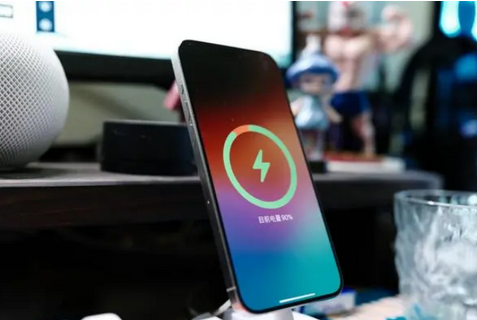 鹰潭苹果15换屏服务分享用什么充电器给iPhone15充电更好 